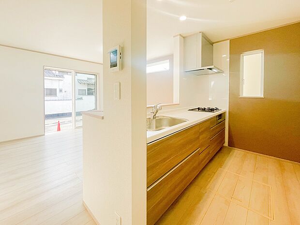 【カウンターキッチン】 リビングにいるお子様と会話をしながら家事ができるカウンターキッチン。いま手があいているか、忙しそうなのか相手の様子を伺いながらコミュニケーションをとる訓練にもなります…