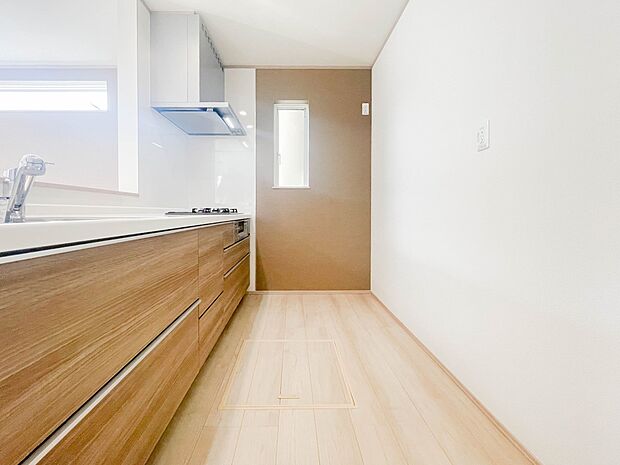 忙しい朝でも家族揃って食事をして頂ける、ゆとりある大きさのダイニングスペース。奥様の手料理をカウンター越しに受けとって頂き、テーブルで囲む素敵な時間を存分にお愉しみ下さい。