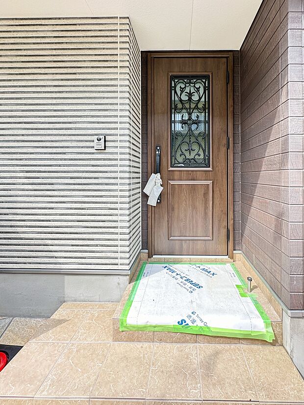 【玄関】家の顔となる玄関は、高いデザイン性が求められます。高級感と断熱性、防犯性に優れた玄関ドアを標準装備。ピッキング対策のセキュリティサムターン等、防犯に考慮しました。