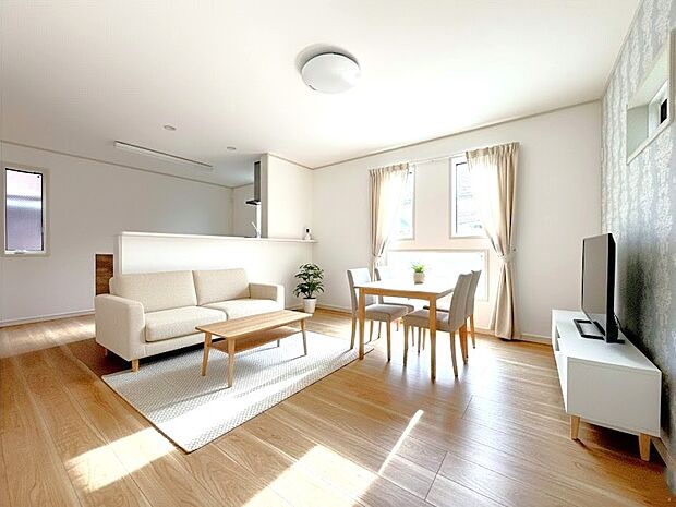 【ＬＤＫ13帖】3方採光・南道路の陽当たり！アクセントクロスやデザイン窓が空間を演出