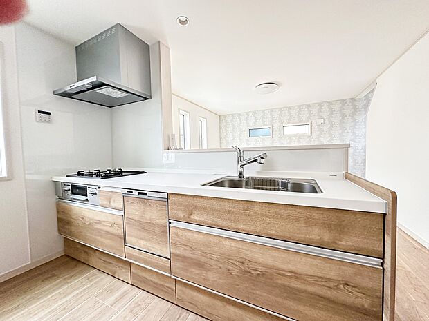 【システムキッチン】整流板式のスリムフード換気扇は デザインスッキリ！食洗器付き