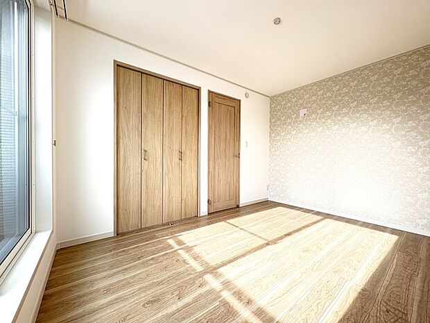 【洋室6帖】3階洋室・クローゼット完備・南向き主採光、バルコニーに面した洋室