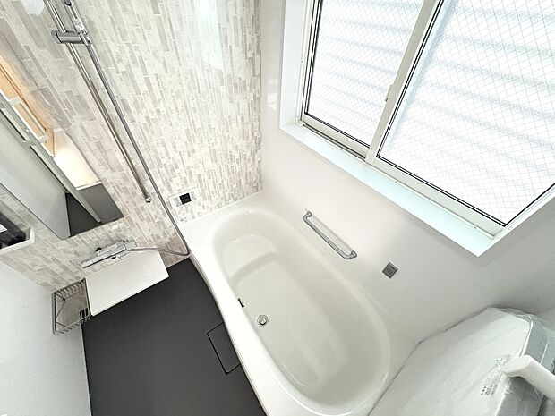 【浴室】大きな窓のある1坪サイズ・乾燥暖房機能を備えたバスルーム