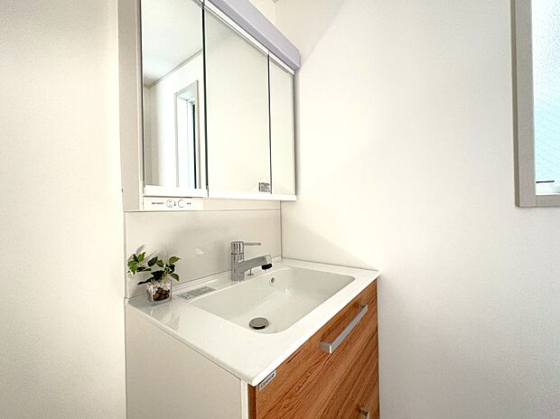 【洗面台】スライド収納の洗面ドレッサー・鏡裏も小物をタップリ収納するシャンプードレッサー