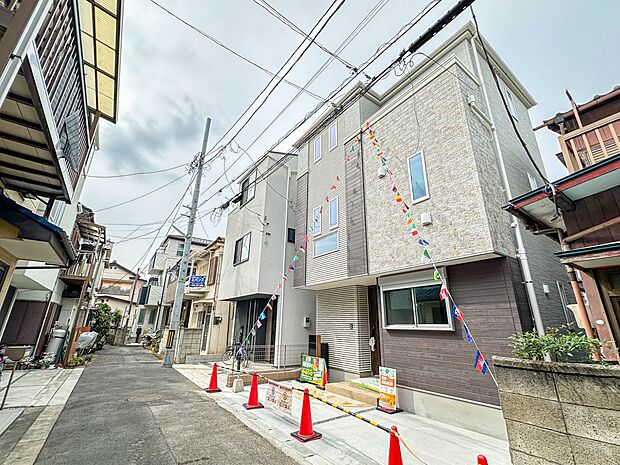 【前面道路】家の前をまっすぐの通りが走っている。クルマは少なく、人々は毎朝、ウォーキング、ジョギング、犬の散歩など、フリーな朝時間を過ごしている。