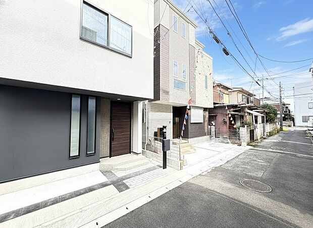 【外観】建物南側に駐車スペースと前面道路・採光重視の設計