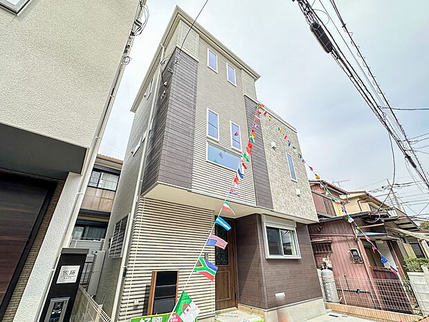 【外観】堂々たる趣ながら、主張し過ぎずどこか余裕を感じさせるシャープなフォルムで佇む邸宅は、晴天の空と照らし合わせる事で、本来あるべき完成形の姿を見せてくれます。