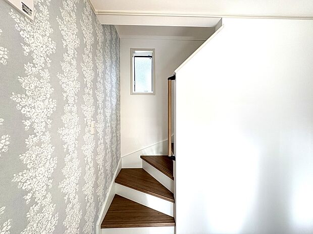 【アクセントクロス】リビングと各居室の一面をシックな柄色のクロスでアクセントデザイン    