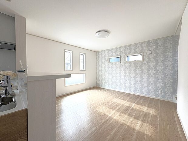 【ＬＤＫ13帖】シックな模様のアクセントクロスがリビングの空間をデザイン