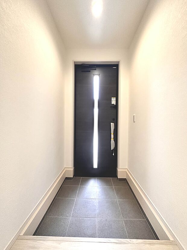 【玄関】玄関はおうちの顔と言われます。玄関アプローチは、外観デザインの印象を左右します。ご家族の個性を出しながら、素敵な玄関でお客様をお迎えしてください。