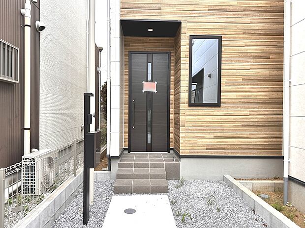 【玄関】玄関へ向かうまでのアプローチに漂う上質が期待感をもたせます。玄関は建物の顔。落着きを醸し出した自己主張が心に訴えてきます。