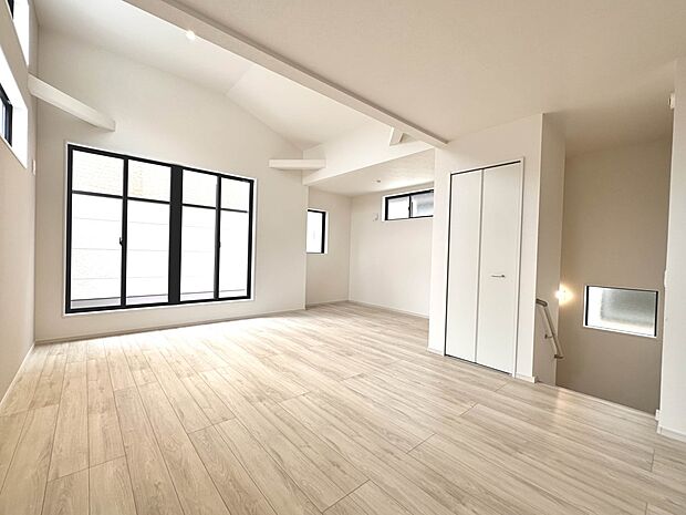 【LDK19.8帖】インテリアショップで見掛けた「あの家具」も置ける、ゆったりとした空間。時に広さが上質な寛ぎの時間になる事も。