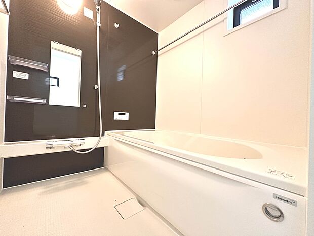 【浴室】 きっとあなたのバスタイムも単なる習慣から特別な時間に変わるはず。一日の汚れとともに疲れを洗い流し、眠りに就く前の大事なリラックスタイムを演出