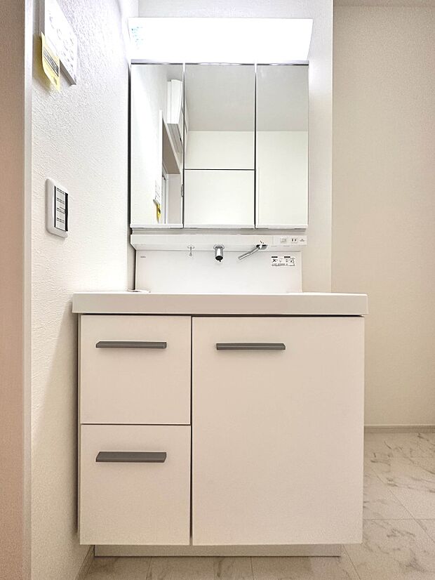 【洗面台】 十分な大きさの洗面台は、身だしなみチェックや歯磨きなど、朝の慌ただしい時間でもホテルライクなスペースで余裕とゆとりを感じて頂けます。