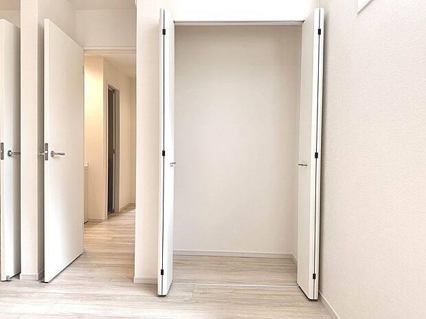 【CL(クローゼット）】  壁面クローゼットのメリットは、衣類が横一列に並ぶためひと目で洋服が選びやすいこと。衣類をたくさんお持ちの方も、限られたスペース内に無理なく収納することができます。…