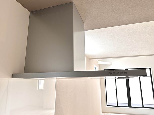 【スリムレンジフード】  スリムなレンジフードは凹凸がほとんどないため油がつきにくくお手入れしやすい形状。