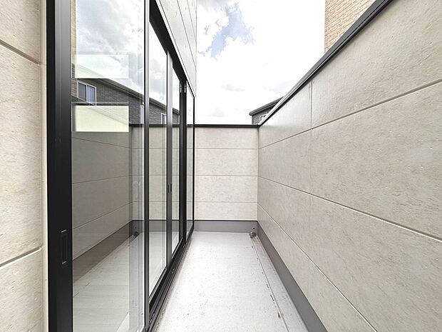 【バルコニー】  バルコニーから差し込む陽光・通風は、住環境・快適性と共に有り続ける貴重な「財産」です。