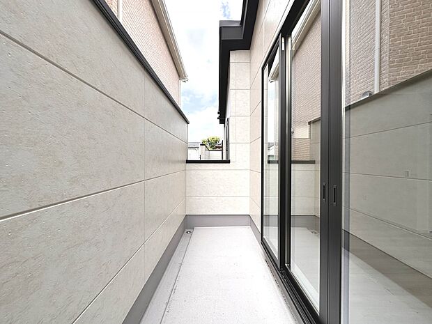 【バルコニー】朝の澄んだ空気や、夕方に吹く清々しい風を五感で感じられるバルコニー。屋外にあって、住まいの中でも本当の自然を感じられるスペースです。