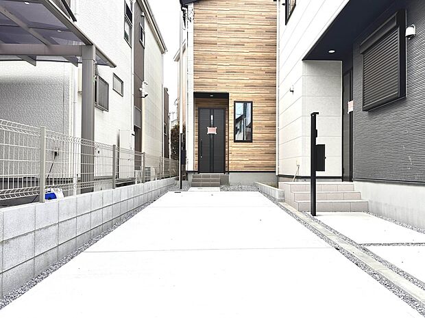 【駐車場】毎日の生活にマイカーが必須という方は、購入を検討する際、駐車場があることは大事な条件です。毎日の通勤や家族の送迎、買い物やお出かけなどクルマのある暮らしを満喫したい方は要チェック。…