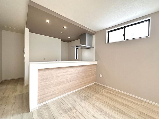 【LDK19.8帖】ダイニングテーブルを置いても十分な広さが確保されています。