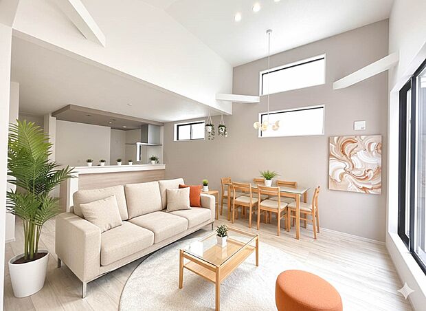 【LDK19.8帖】シンプルなデザインの家は風情がある。住む人のこだわりを感じる。外観も内装もいたってシンプル。居心地がよく、家事や趣味、子育てなどにも集中できる。家も人間も熟成するほどシン…