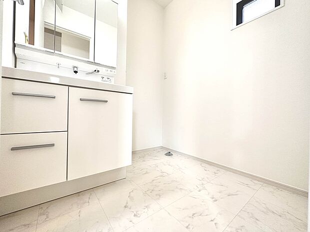 【脱衣所】脱衣所、洗面所は小さなプライベートスペース。歯磨き、洗顔と毎日施す個人空間。