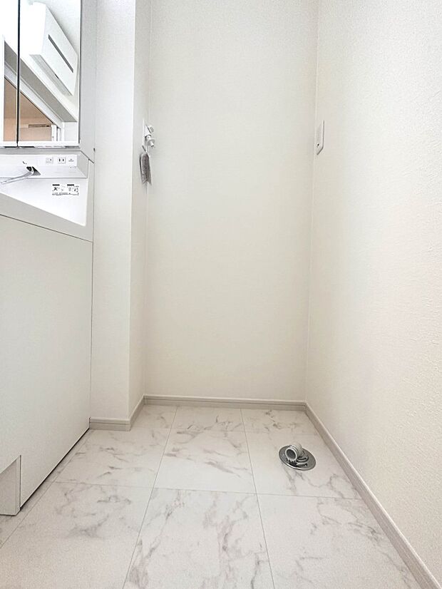 【洗濯機置き場】毎日使う洗濯機。しっかりと奥行きのある置き場が確保されています。