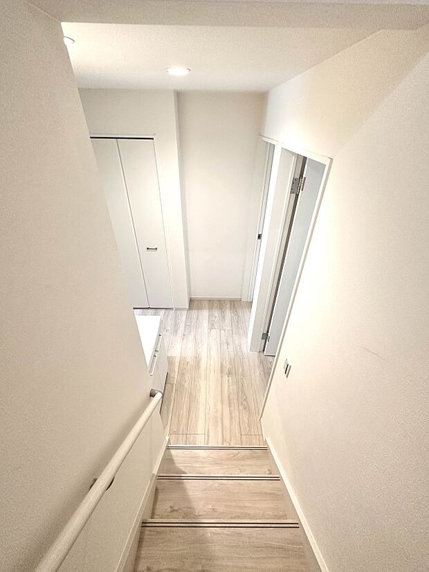 【手すり付き階段】手すりがないと階段の昇り降りで危険なことはもちろん、壁に手をつきながら歩くことで壁紙が汚れやすくなります。すべての方に快適に昇り降りしていただくため、手すりを設置しました。…