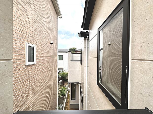 【眺望】気持ちの良い景色。住まいから、眺望の良い場所に住めるって嬉しいですね。開放感を感じながら、余裕のある暮らしをご体感下さい。