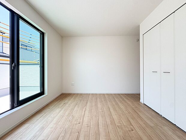 【居室7.2帖】シンプルな内装はおしゃれのポイントです。シンプルは華美より飽きがこないからです。色や模様でおしゃれ感をだす。それがシンプルイズビューティーです。