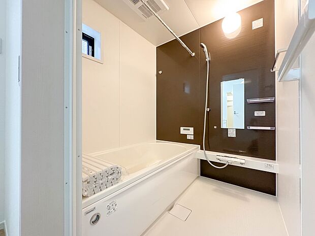 【浴室】浴室は一日の疲れを癒す場所だから、家族みんながゆったりできる快適設計。追い炊き機能付きオートバス。安定した温度で、いつでも快適に入浴できます。