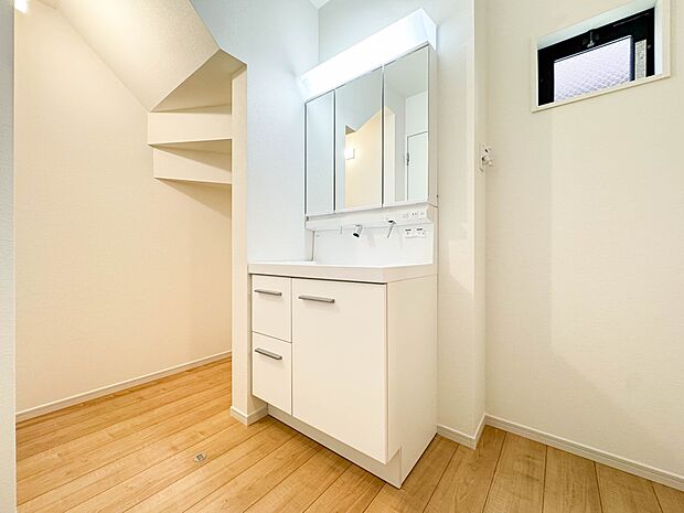 【洗面台】十分な大きさの洗面台は、身だしなみチェックや歯磨きなど、朝の慌ただしい時間でもホテルライクなスペースで余裕とゆとりを感じて頂けます。