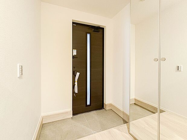 1号棟【玄関】玄関はおうちの顔と言われます。玄関アプローチは、外観デザインの印象を左右します。ご家族の個性を出しながら、素敵な玄関でお客様をお迎えしてください。