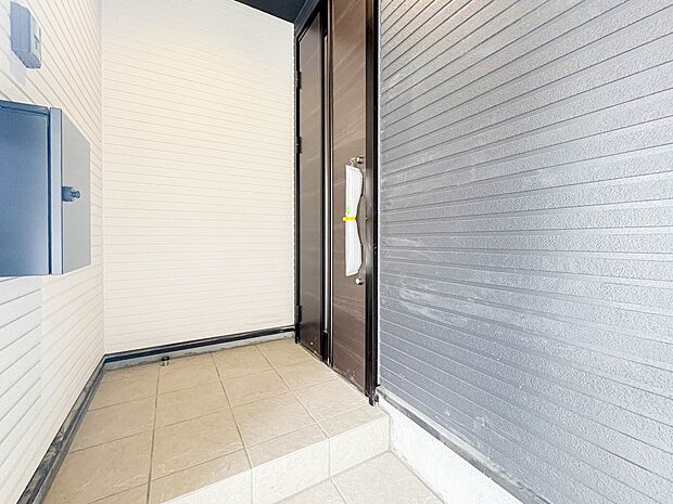 1号棟【玄関】家の顔となる玄関は、高いデザイン性が求められます。高級感と断熱性、防犯性に優れた玄関ドアを標準装備。ピッキング対策のセキュリティサムターン等、防犯に考慮しました。