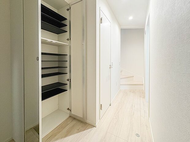 1号棟【玄関】玄関はおうちの顔と言われます。玄関アプローチは、外観デザインの印象を左右します。ご家族の個性を出しながら、素敵な玄関でお客様をお迎えしてください。