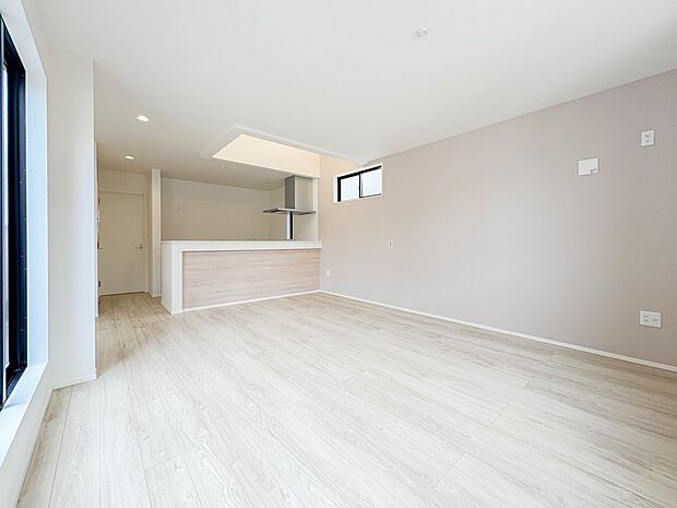 1号棟【LDK・約18.93帖】光が溢れ、風も溢れ、居心地のよい住空間、自然体で過ごせる住空間にリビングを。それは住むというシンプルなカタチをどこまでも追求してきた結果です。新築の厳かな居住…