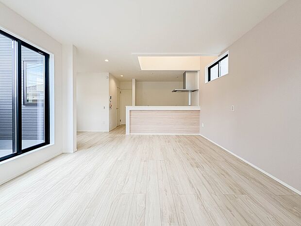 1号棟【LDK・約18.93帖】  整然とした空間演出、快適な理想の暮らしの実現は家のみの拘りではなく、そこで暮らす方々にとって素敵な環境であることも挙げられると思います。四季折々の変化が奏…