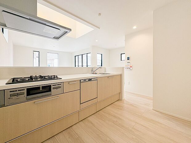 1号棟【キッチン】ナチュラルな自然光の中での調理。会話が弾む対面型キッチン。お洒落な食器類を余裕で収納できるスペース。動きやすい女性目線のキッチン動線。これからはお料理をつくる時間が劇的に変…