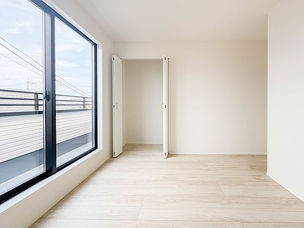 1号棟【居室・約5.74帖】シンプルな内装はおしゃれのポイントです。シンプルは華美より飽きがこないからです。色や模様でおしゃれ感をだす。それがシンプルイズビューティーです。