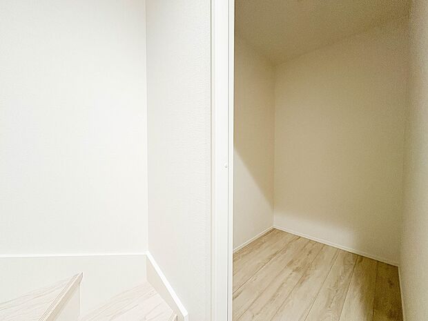 1号棟【ファミリークローク】各部屋を最大限に広く使って頂ける様、全居住スペースに収納付。プライベートルームはゆったりと快適に。