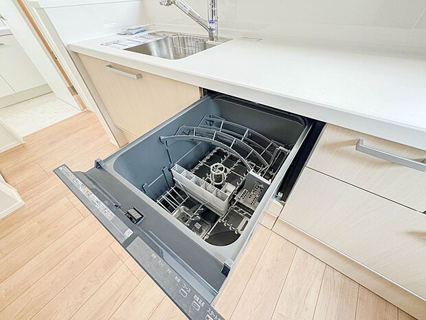 【ビルトイン食器洗浄乾燥機】食器洗いのわずらわしさから開放してくれる嬉しい設備。後片付けの手間を減らし奥様の時間を有効活用できます。お湯と洗剤を使う機会が少なくなるため、手荒れ防止にも。