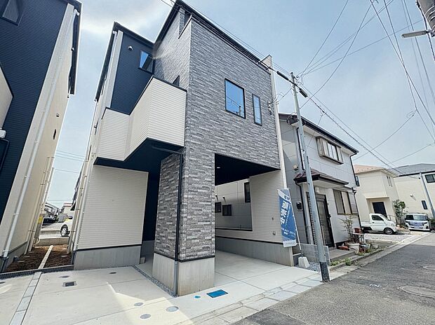 1号棟【外観】こちらの物件が少しでも気になるようでしたら、お気軽にお問合せください。人生でいちばん大きなお買い物ですので、ゆっくりご見学ください。ネット上の画像と実際の見学では、リアル感がま…