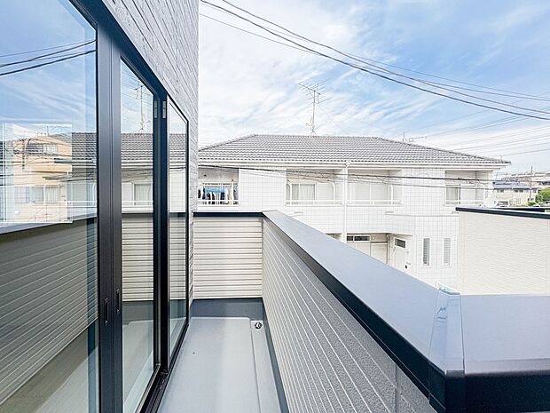 1号棟【バルコニー】 バルコニーから差し込む陽光・通風は、住環境・快適性と共に有り続ける貴重な「財産」です。