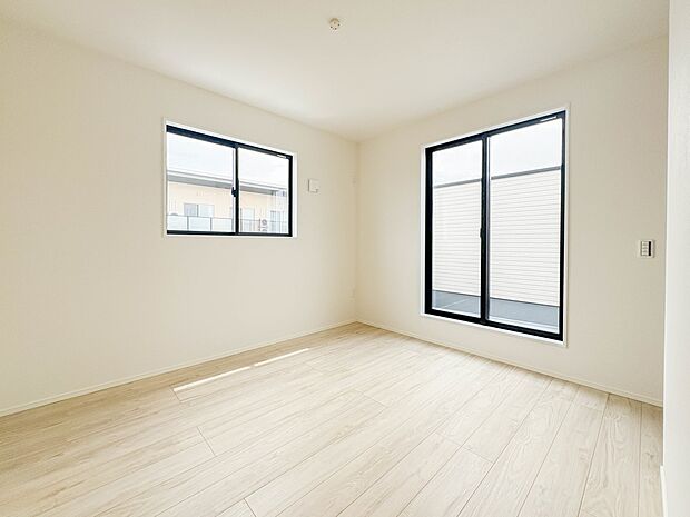 1号棟【居室・約6.37帖+WIC】独立性を高めたお部屋。たっぷりの収納も配備しており、片付いた空間を実現出来そう。陽光も降り注ぐ明るく開放的な空間が魅力的。