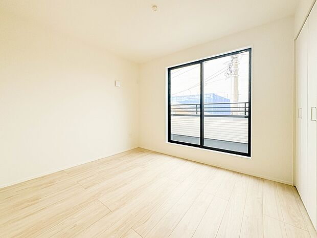 1号棟【居室・約5.74帖】通風・採光に優れ、心地よい光と風が溢れています。 贅沢で豊かな居住性と、プライドを満たすクオリティが見事に調和した住空間。