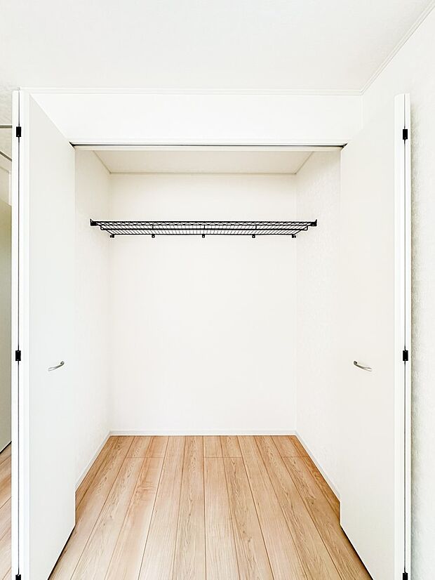 【5.7帖居室のCL(クローゼット）】  壁面クローゼットのメリットは、衣類が横一列に並ぶためひと目で洋服が選びやすいこと。衣類をたくさんお持ちの方も、限られたスペース内に無理なく収納するこ…