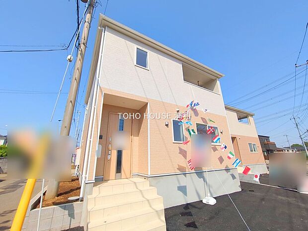 【外観】堂々たる趣ながら、主張し過ぎずどこか余裕を感じさせるシャープなフォルムで佇む邸宅は、晴天の空と照らし合わせる事で、本来あるべき完成形の姿を見せてくれます。