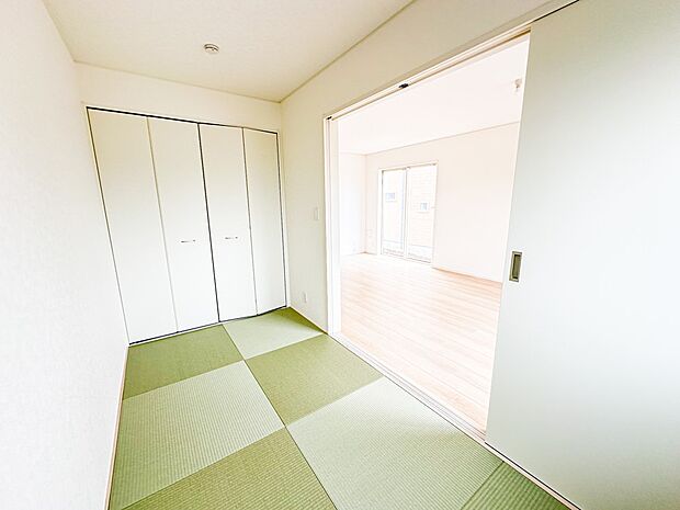 【和室4帖】畳には音を吸収する作用があるので、元気いっぱいのお子さんの遊び場所として、最適な空間となるでしょう。また、クッション性があるのでお子さんが転んでケガをするリスクを軽減してくれます…