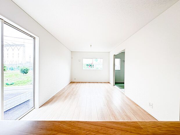 【LDK16.2帖】リビングにいるお子様と会話をしながら家事ができるカウンターキッチン。いま手があいているか、忙しそうなのか相手の様子を伺いながらコミュニケーションをとる訓練にもなります。