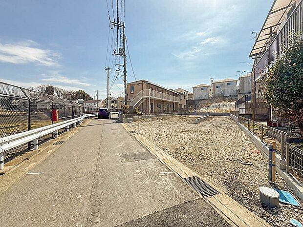 【前面道路北東4m】車の通行が少ないので、静かな住環境を維持することができます。